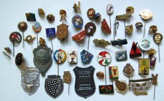 Kis vegyes külföldi és magyar kitűző és jelvény tétel, érdekes darabokkal!