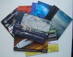 8 db fegyverkatalógus leírásokkal, sok képpel