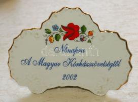 Kalocsai jelzéssel ellátott kézzel festett, aranyozott, virágokkal díszített porcelán névjegykártyat...