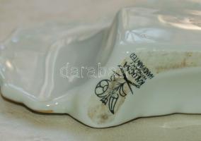 Kalocsai jelzéssel ellátott kézzel festett, aranyozott, virágokkal díszített porcelán névjegykártyat...