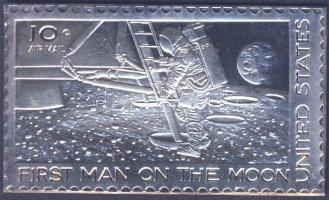 USA DN "Első ember a Holdon" bélyeget formázó Ag emlékérem T:1