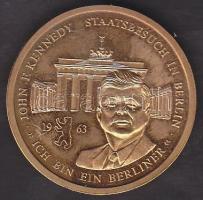 Németország 1992. "John F. Kennedy" aranyozott fém emlékérem T:PP