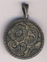 Szépen megmunkált kézzel készített virágmintás ezüst medál, a hátoldalán "EA" monogrammal/decorative handmade silver medal