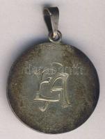 Szépen megmunkált kézzel készített virágmintás ezüst medál, a hátoldalán "EA" monogrammal/...