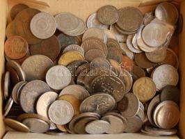 Vegyes külföldi és magyar tétel 1kg-os súlyban, ezüstökkel és szép darabokkal! T:vegyes