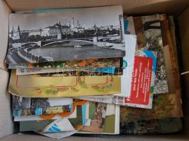 Kartondoboz tele modern képeslapokkal benne magyar és külföldi városképek, kevés motívumlap, pár térkép. Legalább 1.000 db. Érdemes megnézni!!