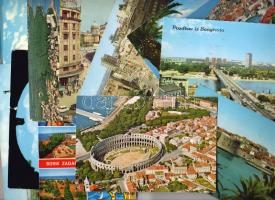 40 db Jugoszláv klf. modern városképes képeslap