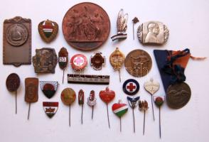 28db klf katonai jelvény, kitűző és plakett a második világháború előtti időszakból, érdekesebb darabokkal T:vegyes