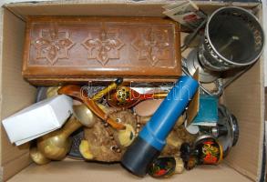 Nagy vegyes bolhapiac tétel: régi plüss mackó, faragott fadoboz, réz váza, tálca, bronz falikép, memória játékok, fa kanalak, kis kés fa nyéllel-tokkal, egyéb apróságok