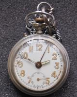 Junghans márkájú csörgős zsebóra, hozzátartozó lánccal, működőképes állapotban, kisebb óralap hibákkal