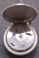 Junghans márkájú csörgős zsebóra, hozzátartozó lánccal, működőképes állapotban, kisebb óralap hibákk...