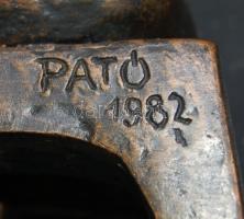 1982 Pató jelzéssel ellátott Anyát gyermekével ábrázoló bronzosított műanyag szobor 24 cm magas