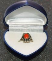 XX. század elejei ezüst (Ag) gyűrű korallal díszítve 3,33 gr