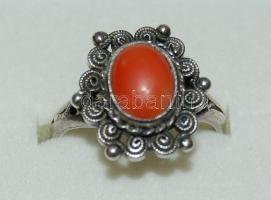 XX. század elejei ezüst (Ag) gyűrű korallal díszítve 3,33 gr