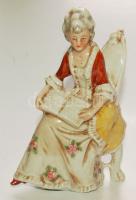 Ülő hölgyet ábrázoló porcelán figura / Chinaware figure 13,5 cm