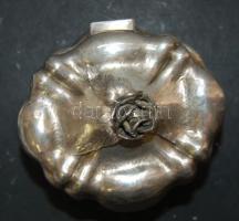 XX. század eleji négy lábon álló dekoratív ezüst (Ag) bonbonier virágdíszes fogantyúval, próbával el...