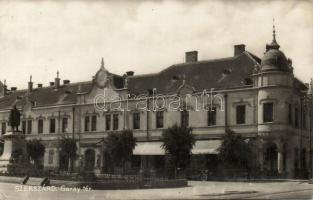 Szekszárd Garay tér Groszbauer üzletével és kávéházzal (EK)