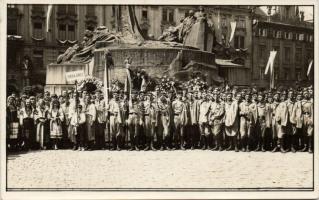 Praha the delegation of the Ukrainian Sokol Association by the Hus statue