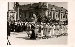 Budapest VIII. Felvonulás a Rókus szobor előtt photo