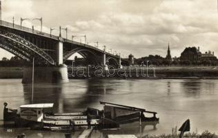 Szeged Tisza-híd az Antalffy és Társa Halászati Rt. hajójával