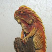 Faragott varánuszgyík szobor fán 56 cm