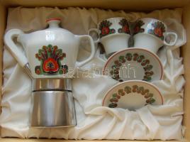 Dekoratív Hollóházi porcelán kávés készlet: kávéfőző + két csésze. Nem használt, eredeti dobozban / Unused china coffe-set