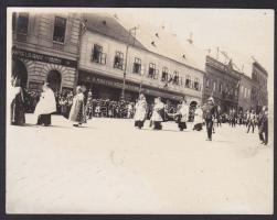 1938 (?) Szent István napi körmenet a Hercegprímás részvételével, a kép a körmenet óbudai szakaszán készült, mérete 8.5 × 11.5 cm