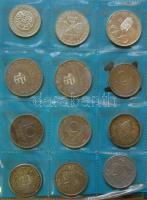 Tartalmas érme gyűjtemény, négy mappába rendezve, precízen katalogizálva, az elválasztólapokon felso...