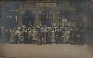 Hajdúnánás hölgyek a vasútállomásnál photo