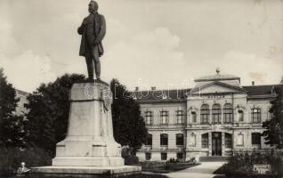 Szombathely múzeum Horváth Boldizsár szobrával