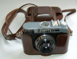 Régi Smena 8 márkájú fényképezőgép tokjában