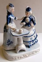 Teázó hölgyeket ábrázoló The Leonardo Collection jelzéssel ellátott porcelán figura / Chinaware figu...
