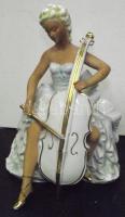 Csellózó hölgyet ábrázoló porcelán figura (sérült) / Chinaware figure (damaged) 22 cm