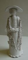 Kalapos hölgyet ábrázoló kerámia figura (sérült) 29 cm