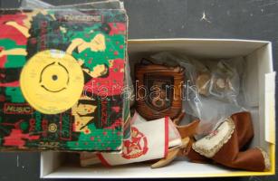 Bolha tétel: bakelit lemezek, fém kancsó, asztali díszek, zászló, kitűzők, terítő, levélnyitó, öngyújtó, szaru kürt