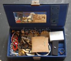 Nagy bizsu tétel ékszeres dobozban: fülbevalók, brossok, karkötők, órák, mandzsetta gombok, stb.