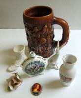 7 darabos porcelán tétel: váza, 3 klf figura, kancsó, korsó, kitűző
