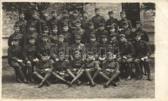 10 db vegyes minőségű régi képeslap: nagyrészt jobb határontúli lapok és egy világháborús katonai csoportfelvétel / 10 mixed cards