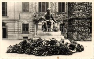 Komárom Jókai statue