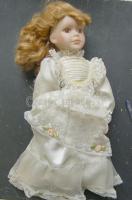 ~1930 Porcelán baba csipkeruhában állványon 39 cm (sérült)