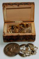Apró bizsu tétel kis faragott fa dobozkában: mandzsetta gombok, kitűzők, bross, emlékérem