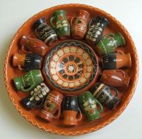 Nagy fém asztali tányér 12 kis kerámia kancsóval, készletben d:30 cm