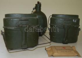 2 db katonai csajka, kulacs és sebkötözőcsomag