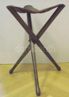 Antik bőrülőkével ellátott háromlábú horgászszék kopottas állapotban