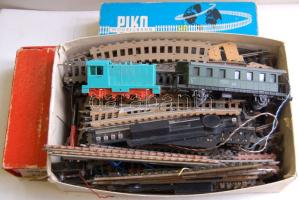 PIKO márkájú HO-ás méretű játékvasút gyűjtemény sínekkel, váltóval és 2db sérült mozdonnyal