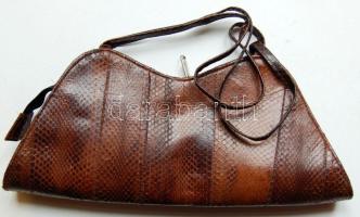 Eredeti női kígyóbőr táska szolíd kialakítással, jó állapotban