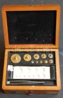 Régi egyetemi laborsúlykészlet klf tömegű réz és alumínium darabokkal, csipesszel, eredeti fadobozban