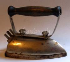 Régi kis méretű villanyvasaló "Fémfeldolgozó K.T.Sz. Budapest" felirattal ellátva, csatlakozó kábel nélkül