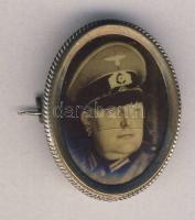 Német náci tisztet ábrázoló alpakka jelvény / German Nazi officer badge