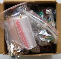 260 pár fülbevaló hibátlan állapotban, régi és új jabloneci-milánói üvegekből